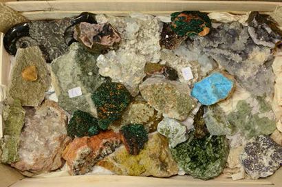 null Lot avec aigue marine sur mica de Chine, grenat, hémimorphite bleue, brochantite...