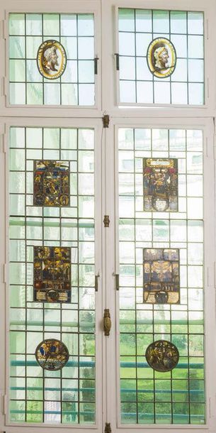 null Deux fenêtres serties de six vitraux en verre polychrome du XVIIème siècle,...
