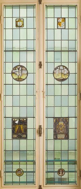 null Deux grandes fenêtres serties de huit vitraux en verre polychrome du XVIIème...