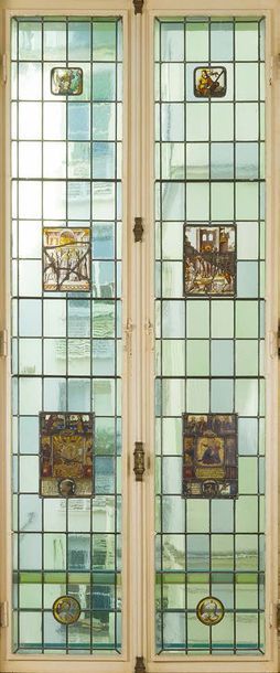 null Deux grandes fenêtres serties de huit vitraux en verre polychrome, du XVIIème...