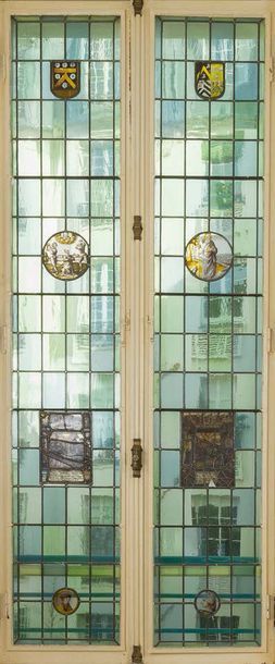 null Deux grandes fenêtres serties de huit vitraux en verre polychrome du XVIIème,...