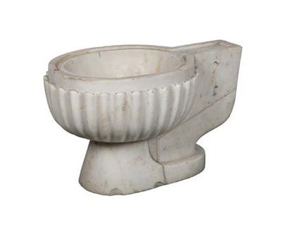 null Cuvette de toilette en marbre blanc sculpté à décor de godrons (éclats).
H....
