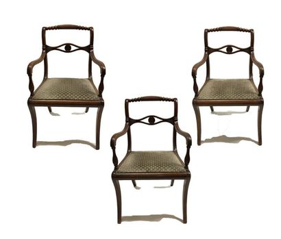 null Suite de trois chaises en acajou
Style anglais.
88 x 52 x 43 cm