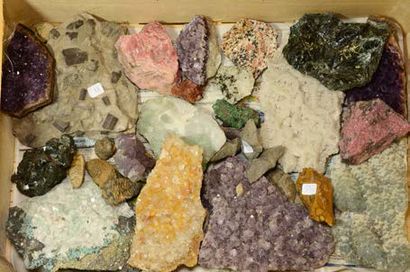 null Lot avec améthystes, rhodonite, aragonite et trilobites du Maroc, apophyllites...