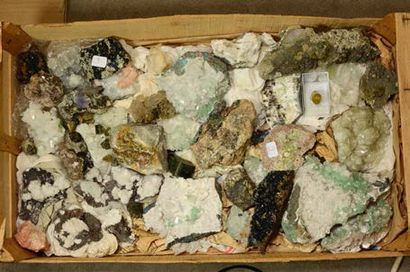 null Lot avec topazes roses sur mica (Pakistan), apatites de Panasquiera (Portugal),...