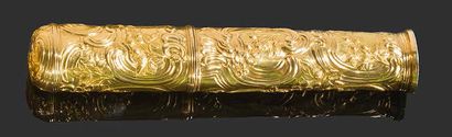 null Etui à cire en or à décors de cartouches feuillagés et fleuris
L. 13 cm, poids...