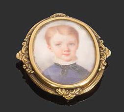 null Broche en or jaune ornée d'une miniature représentant un jeune enfant dans un...
