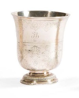 null Timbale tulipe sur piédouche en argent, gravée de lambrequins et coquilles.
Maître...