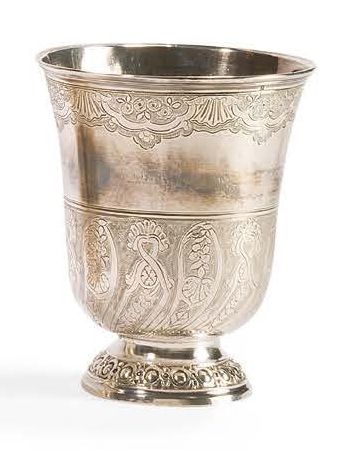 null Timbale tulipe en argent, gravée de lambrequins feuillagés, le piédouche à moulures...