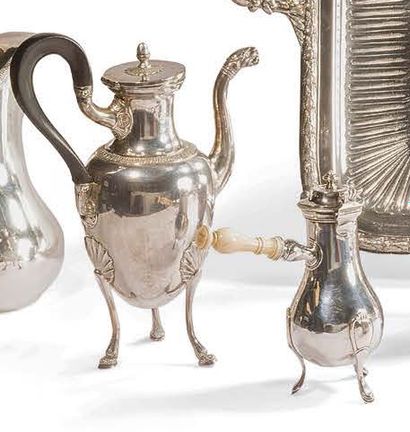 null Cafetière tripode en argent. Elle repose sur des pieds en forme de sabot, les...