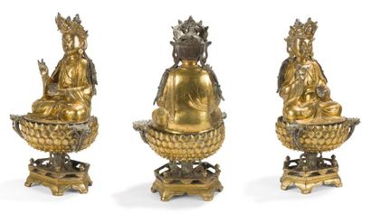  Statue en bronze doré représentant le bodhisattva Avalokitesvara assis sur un lotus...