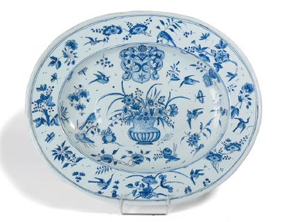 NEVERS - XVIIIème siècle 
Plat ovale en faïence bleue sur fond blanc à décors de...