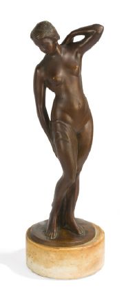 ÉCOLE FRANCAISE. XIXème siècle 
Femme drapée
Sculpture en terre cuite. Monogramme...