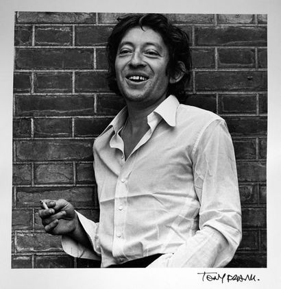 Tony FRANK Serge Gainsbourg

Tirage argentique format 21,4 x 21 cm signé

Tampon...