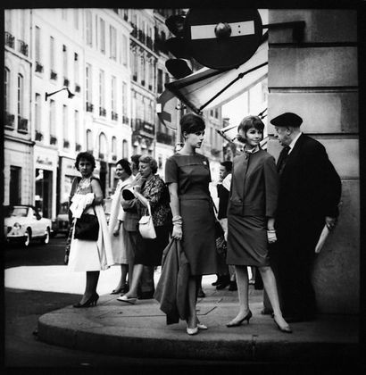 Jean Jacques BUGAT Les Parisiennes 1962 Tirage argentique format 38,5 X 38,5 cm signé

Tampon...