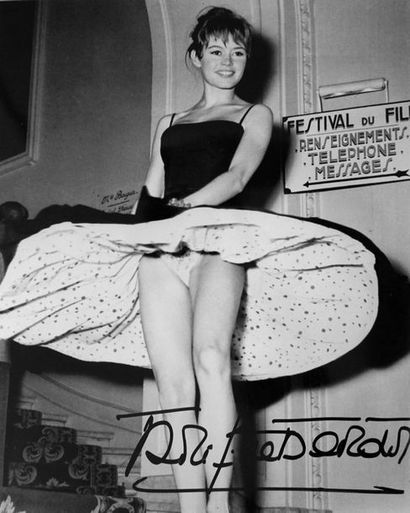 null Brigitte Bardot 

Tirage papier argentique format 25,5 X 20,5 cm dédicacé 
...