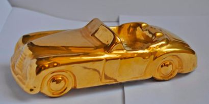 null Cendrier en porcelaine peinte doré figurant une Simca Sport décapotable. Années...
