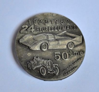 null Médaille montée en broche en métal- 50ème 24 Heures du Mans - 1923/1982. Automobile...