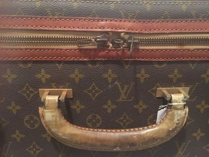 null LOUIS VUITTON. Valise en toile enduite et cuir naturel monogrammée, fermeture...