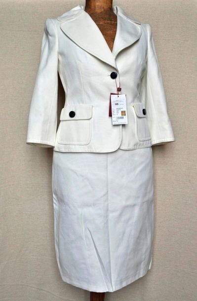 null BURBERRY'S. Tailleur en coton, couleur blanc écru, manches 3/4. Etat neuf. Taille...