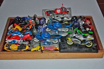 Lot de 18 maquettes de motos de compétit...