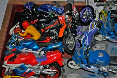 null Lot de 18 maquettes de motos de compétition