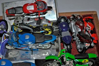 null Lot de 18 maquettes de motos de compétition