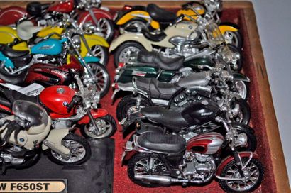 null Lot de 18 maquettes de motos Harley, BMW, etc.