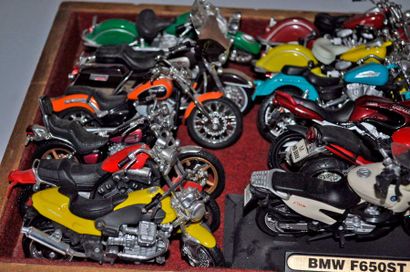 null Lot de 18 maquettes de motos Harley, BMW, etc.