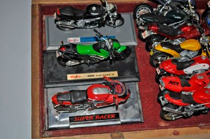 null Lot de 16 maquettes de motos de route diverses