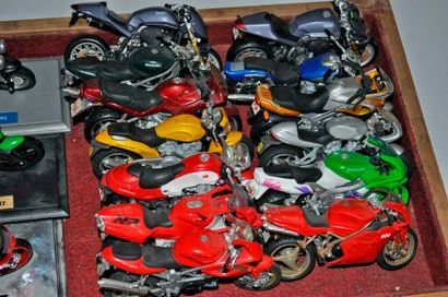 null Lot de 16 maquettes de motos de route diverses