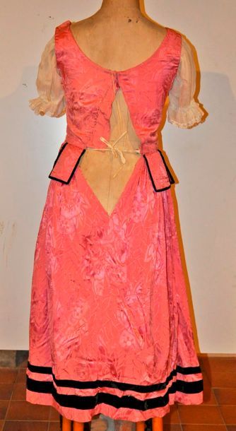 null Robe style fin XVIII°, couleur rose avec liseré noir