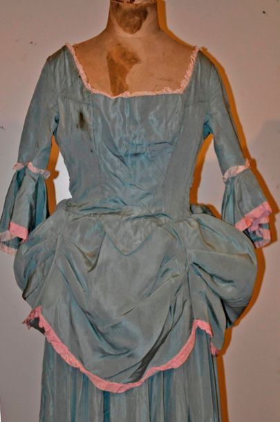 null Robe style fin XVIII°, couleur bleu avec liseré rose