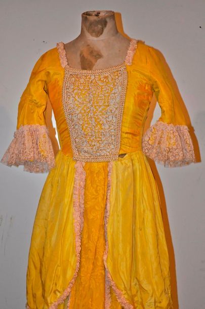 null Robe style fin XVIII°, couleur jaune, fil métallisé