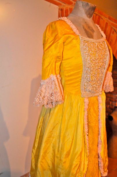 null Robe style fin XVIII°, couleur jaune, fil métallisé