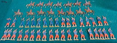 Ensemble de 91 soldats en tôle peinte: fantassins,...