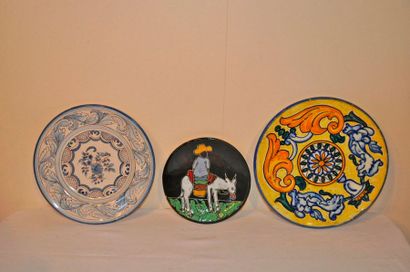 null Assiette avec motif d'oiseaux. Rouen. + Lot de 3 assiettes décoratives 