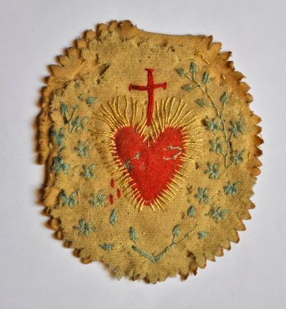 null Sacré cœur en tissu brodé à décor floral, vers 1793