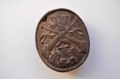null Blague en noix de coco sculpté de carquois et armes, vers 1800. Long. 7cm