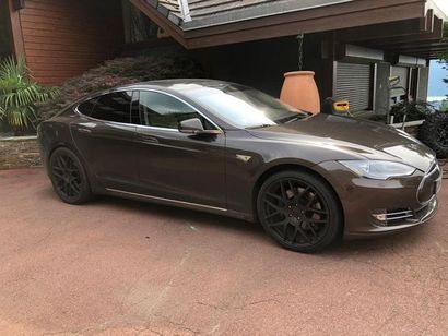 TESLA S85 – 2015 N° de Série : 5YJSA6H16EFP51022

Présentée en 2009 la Tesla révolutionne...