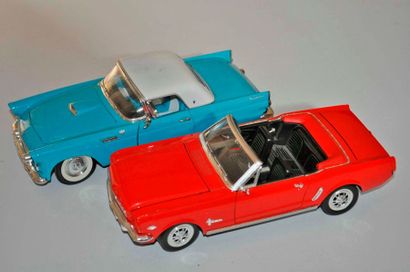 Set of 2 FORD models: Mustang Cabriolet and...