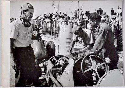 null Benedicto Campos devant la voiture de FANGIO au GP d'Albi 1949. FANGIO gagne,...