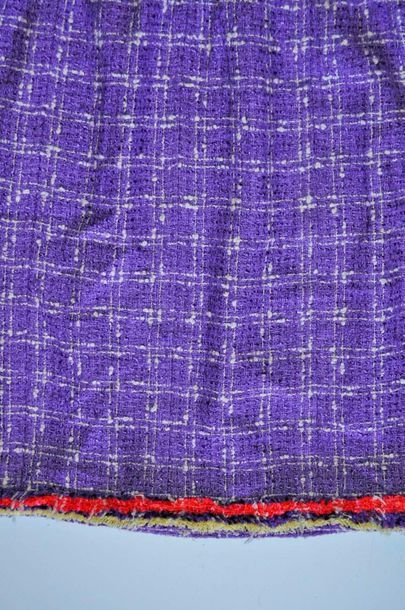 null CHANEL. Jupe tweed en soie et coton violette à bordure rouge et jaune. Taille...