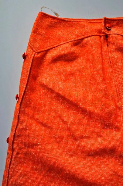 null COURREGES PARIS. 50% Wood jupe en tweed orange/blanc, Taille 0. 3 boutons latéraux...