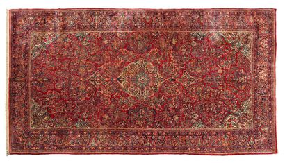 null Important SARUK (Iran), early 20th century
A fuchsia field supports an inextricable...