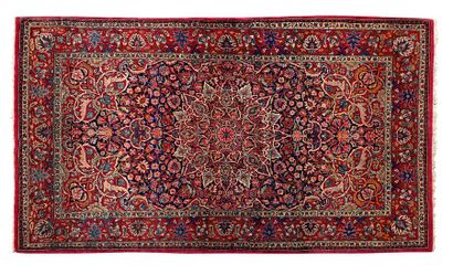 null ISPAHAN, (Iran), fin du 19e siècle, début 20e
La vedette de ce tapis est une...