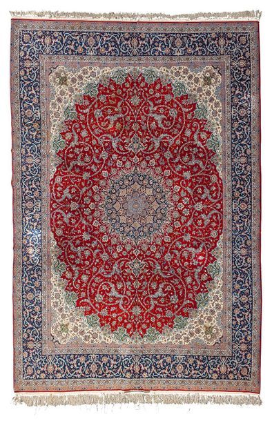 null Exceptional, very fine and important ISPAHAN signed on silk warp and weft (Iran),...
