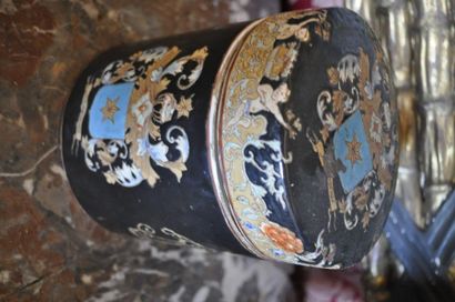 null Pot couvert armorié en porcelaine, style XVIII°, Ht 15cm Diam. 13cm