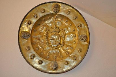Important brass dish with a subject of lily...