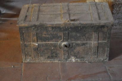 null Iron box called Corsair's Chest with an important locking system. Late 17th...